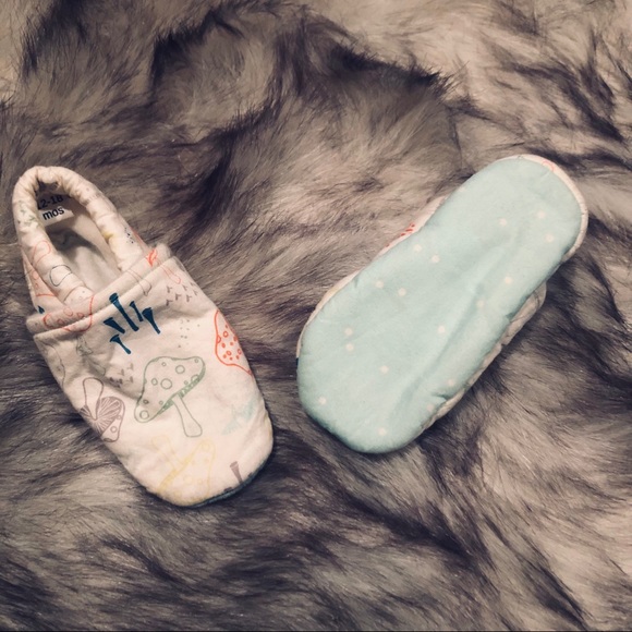 Infant Soft Sole Crib Shoes - Picture 2 of 3